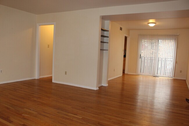 Building Photo - TRENT 543