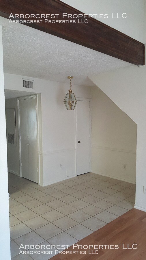 Building Photo - 1320 Bluffview Dr