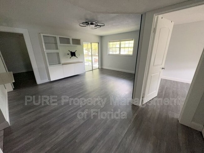 Building Photo - 454 Fairways Cir