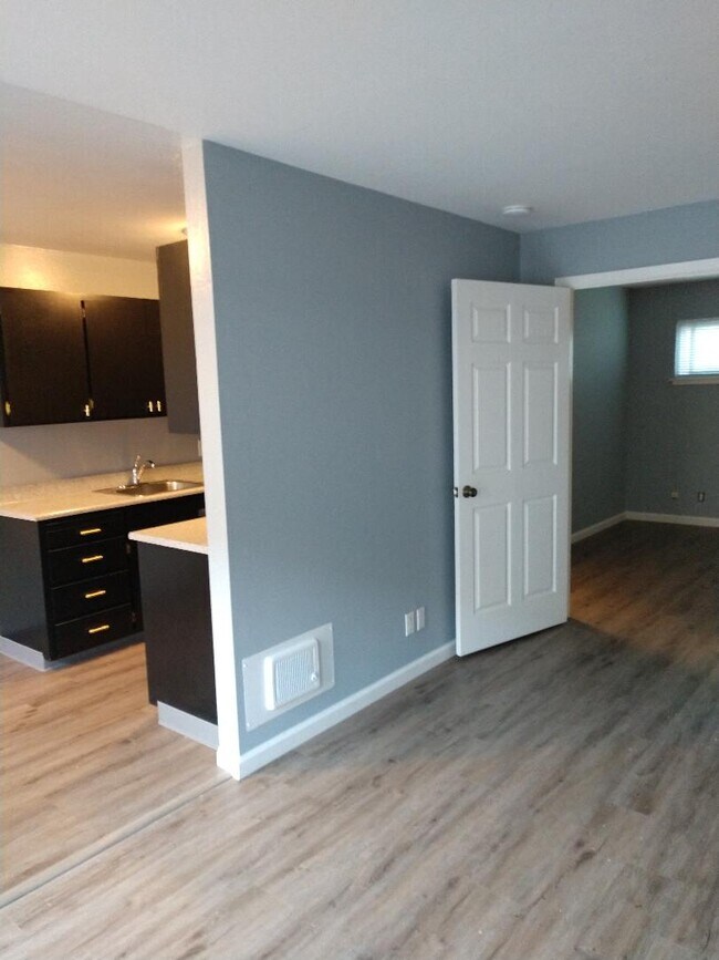 One bedroom apartment in Brisbane; available early October. Call or email Al. - 675 San Bruno Ave