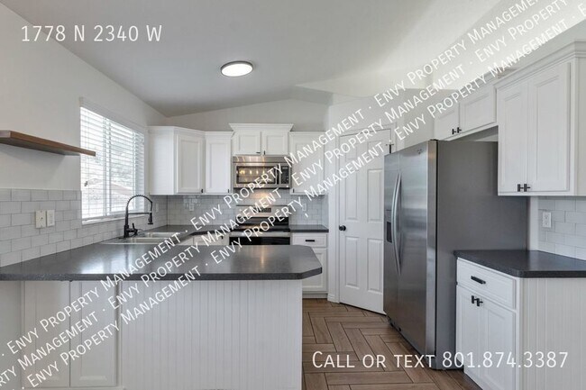 Building Photo - Absolutely STUNNING 5 Bed - 3 Bath Home - ...