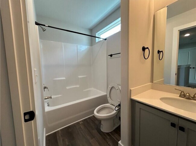 Building Photo - 427 Bee Cove Way