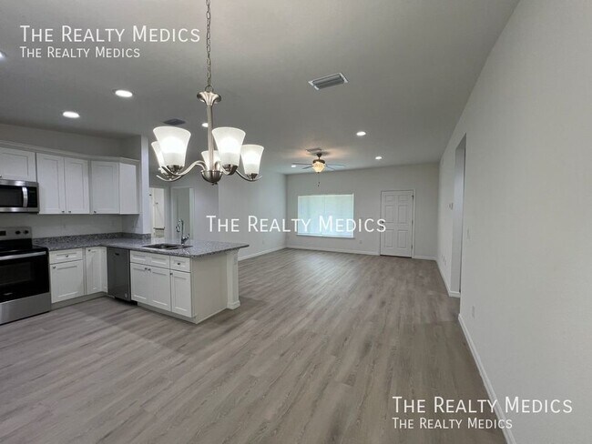 Building Photo - Stunning BRAND NEW UPGRADED 3 Bedroom / 2 ...