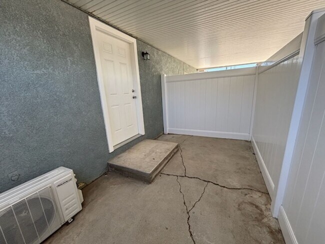 Foto del edificio - 5744 Mountain View Ave