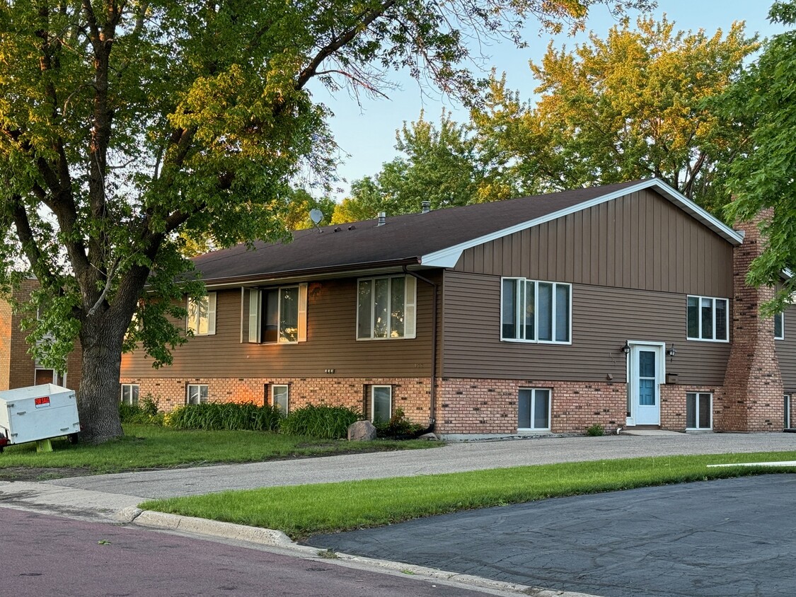 Foto principal - 422 Commodore Dr