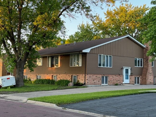 Building Photo - 422 Commodore Dr