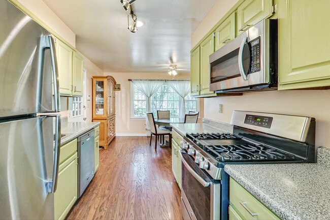 Building Photo - Nice SF 4bed+ 3 bath / close to Metro