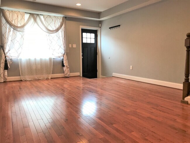 Foto del edificio - Charming 2 Bedroom/2.5 Bathroom Townhome in Highlandtown, MD!