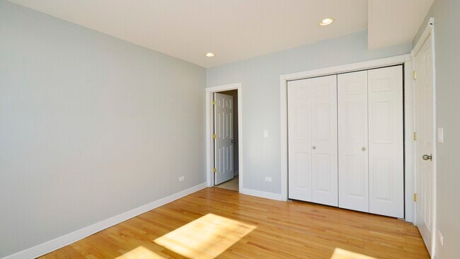 Building Photo - 2648 W Glenlake Ave