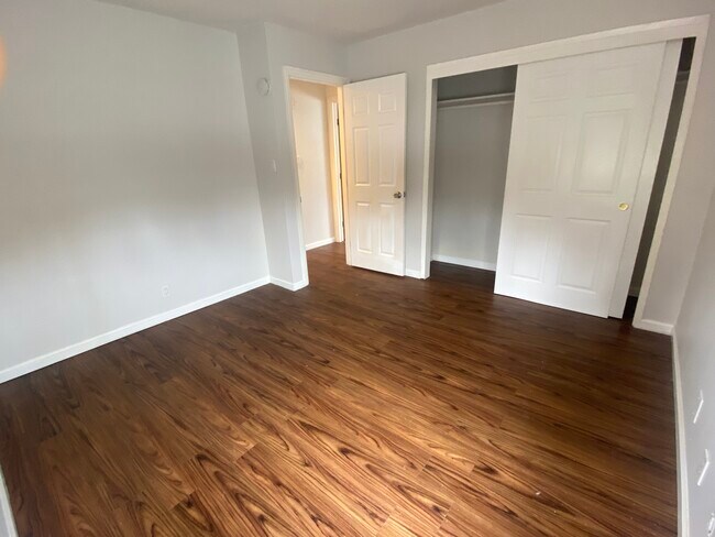 Building Photo - Hendley Place Apartments