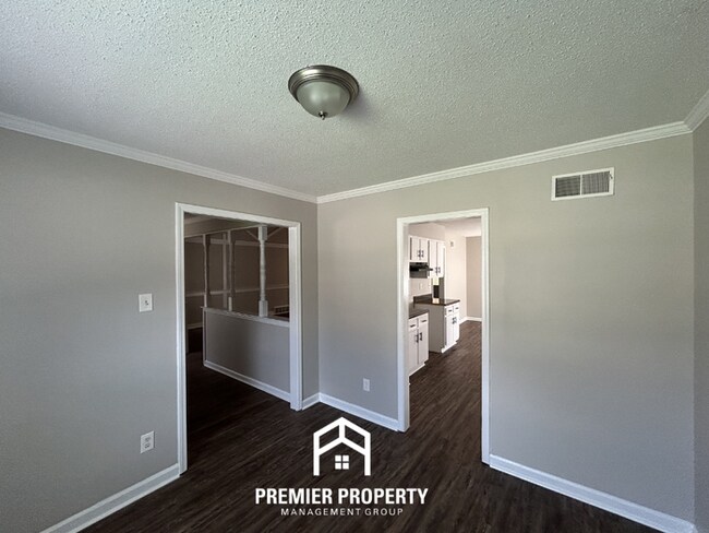 Foto del edificio - Charming 3 Bedroom Rental on Palgrave Lane - Open Kitchen & Fenced Yard
