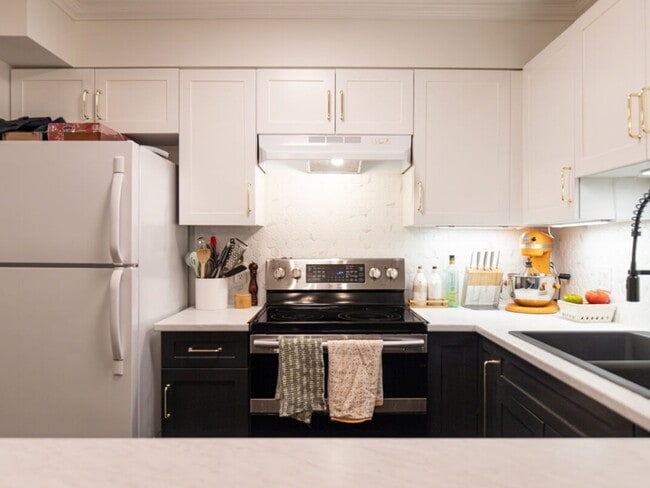 Building Photo - Updated Condo in Downtown Abbotsford