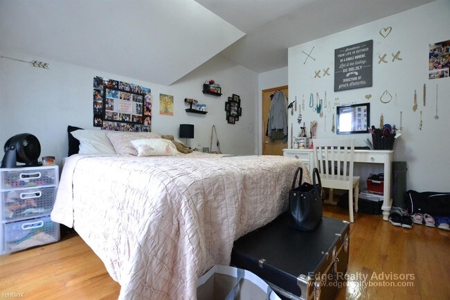 Building Photo - 3 br, 1 bath  - 66 Brooks St # 3O