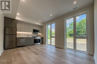 Building Photo - 14 Stevenson St N