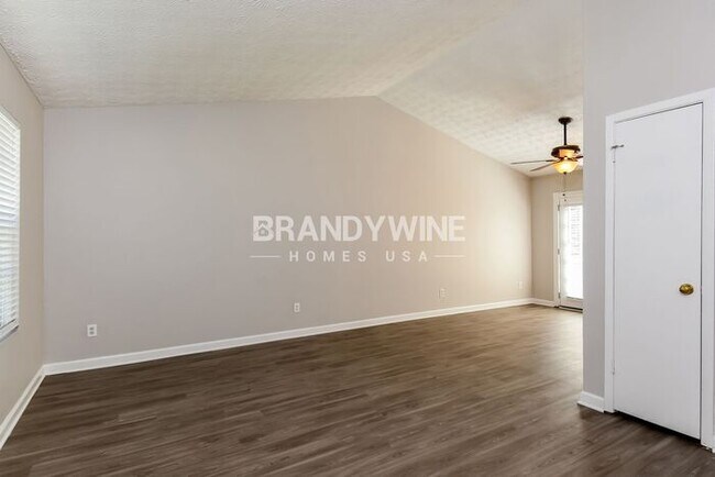 Building Photo - MOVE IN BY AUG 14TH AND RECEIVE HALF OFF S...