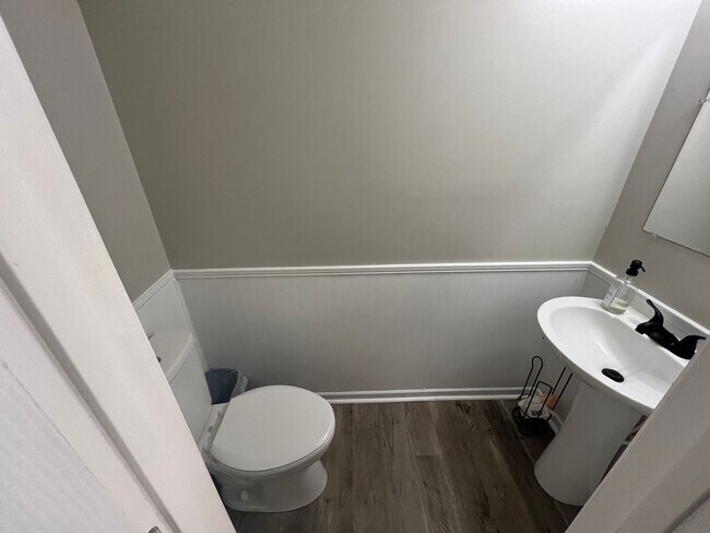 Foto del edificio - Beautiful 2 Bedroom 2 1/2 bath townhouse with fenced in back yard. Minutes away from Camp Lejeune...