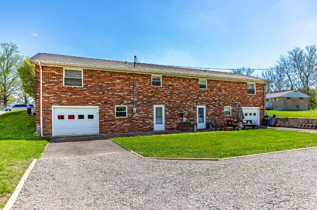 Building Photo - 356 Schnebelt St
