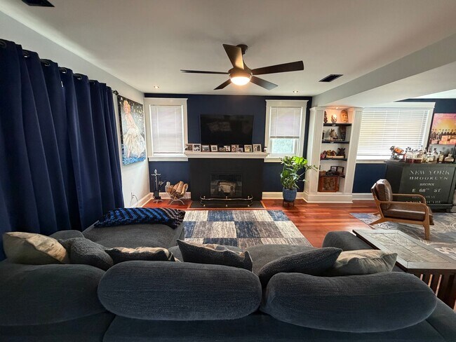 Building Photo - Stunning 4-Bed/2-Bath Home in the heart of Lansdowne! Available First Week of September!