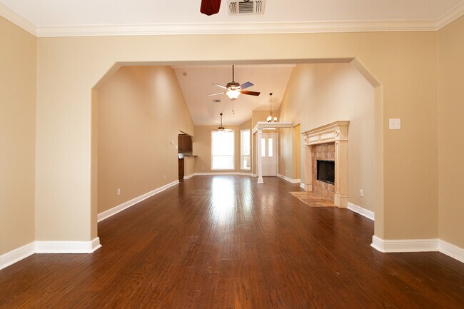 Building Photo - 9000 Hickory Hill Dr