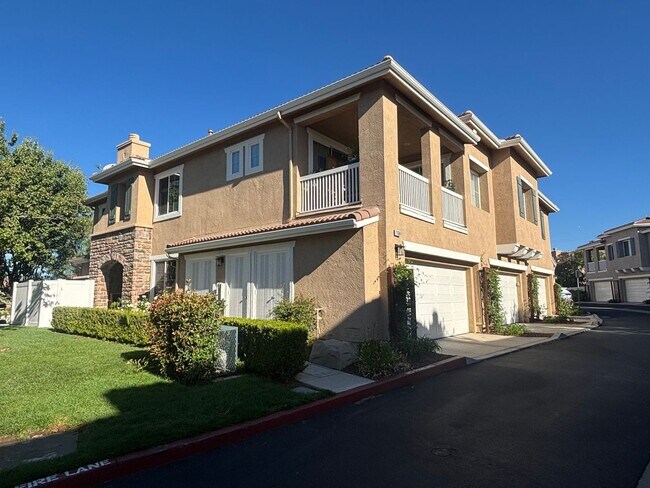 Foto del edificio - Spacious 3-Bedroom + Loft Townhome for Ren...