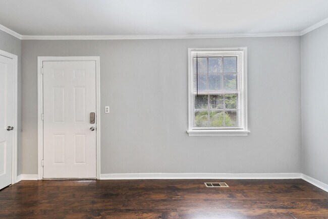 Building Photo - 1931