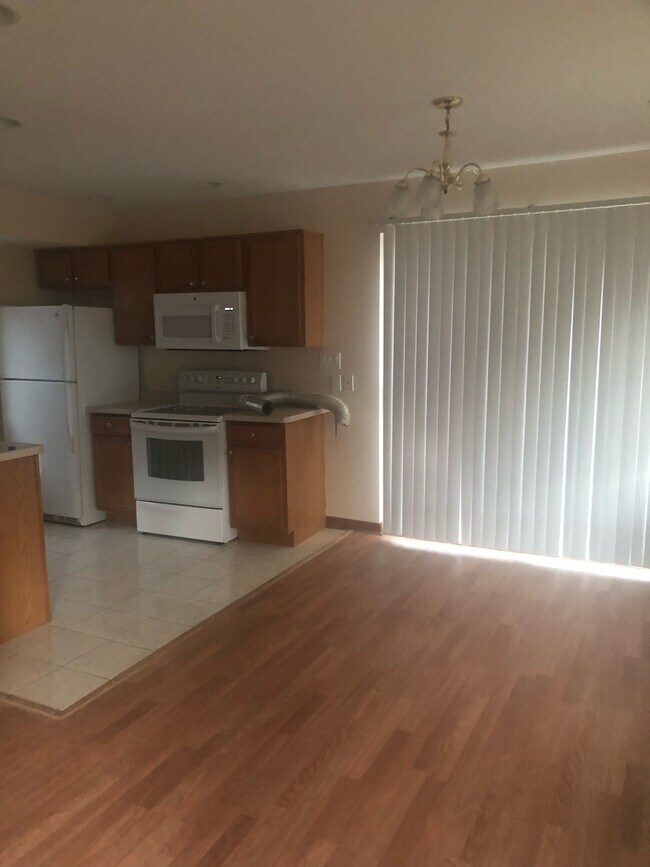 KITCHEN - 1678 N Franklin Plz