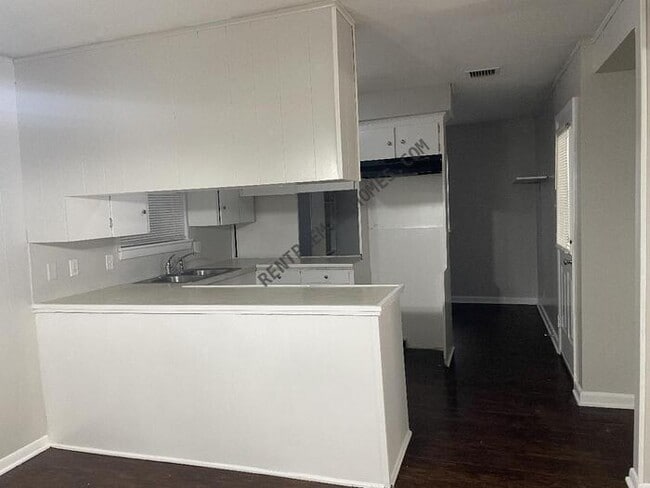 Foto del edificio - 6800 Hinkson Rd