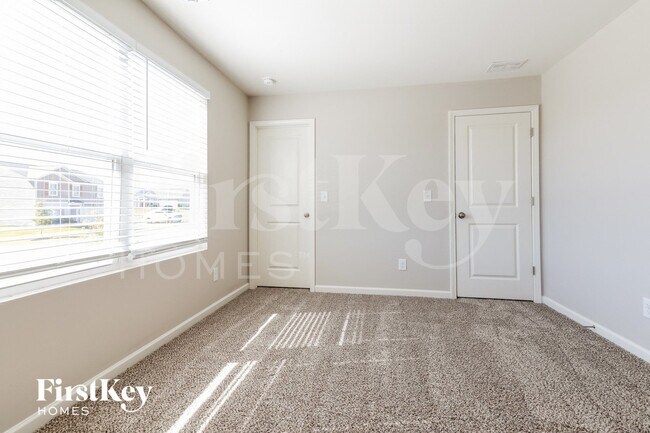 Foto del edificio - 98 Bennett Ct