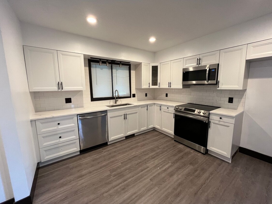 Primary Photo - Updated Kitchen, carpet and freshly 3 bedroom / 2 bath home is right off Hwy 169 and Anderson Lak...