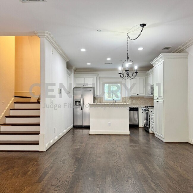 Building Photo - Gorgeous 3-Story 3/2.5/2 Condo in Unbeatable Highland Park Location Ready for Move-In!