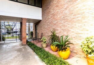 Building Photo - 2711 Briarhurst Dr