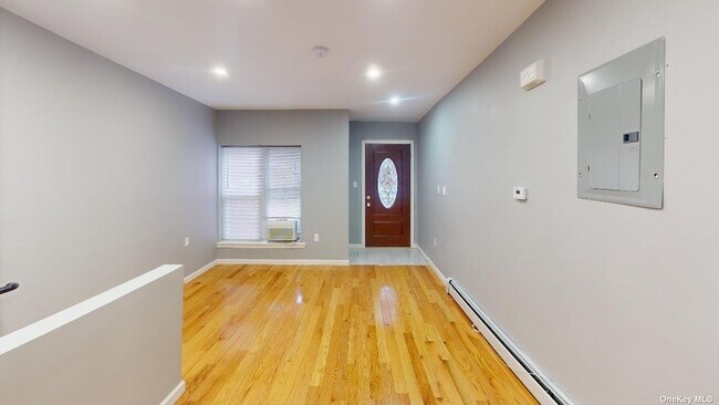 Foto del edificio - 67-12 Exeter St