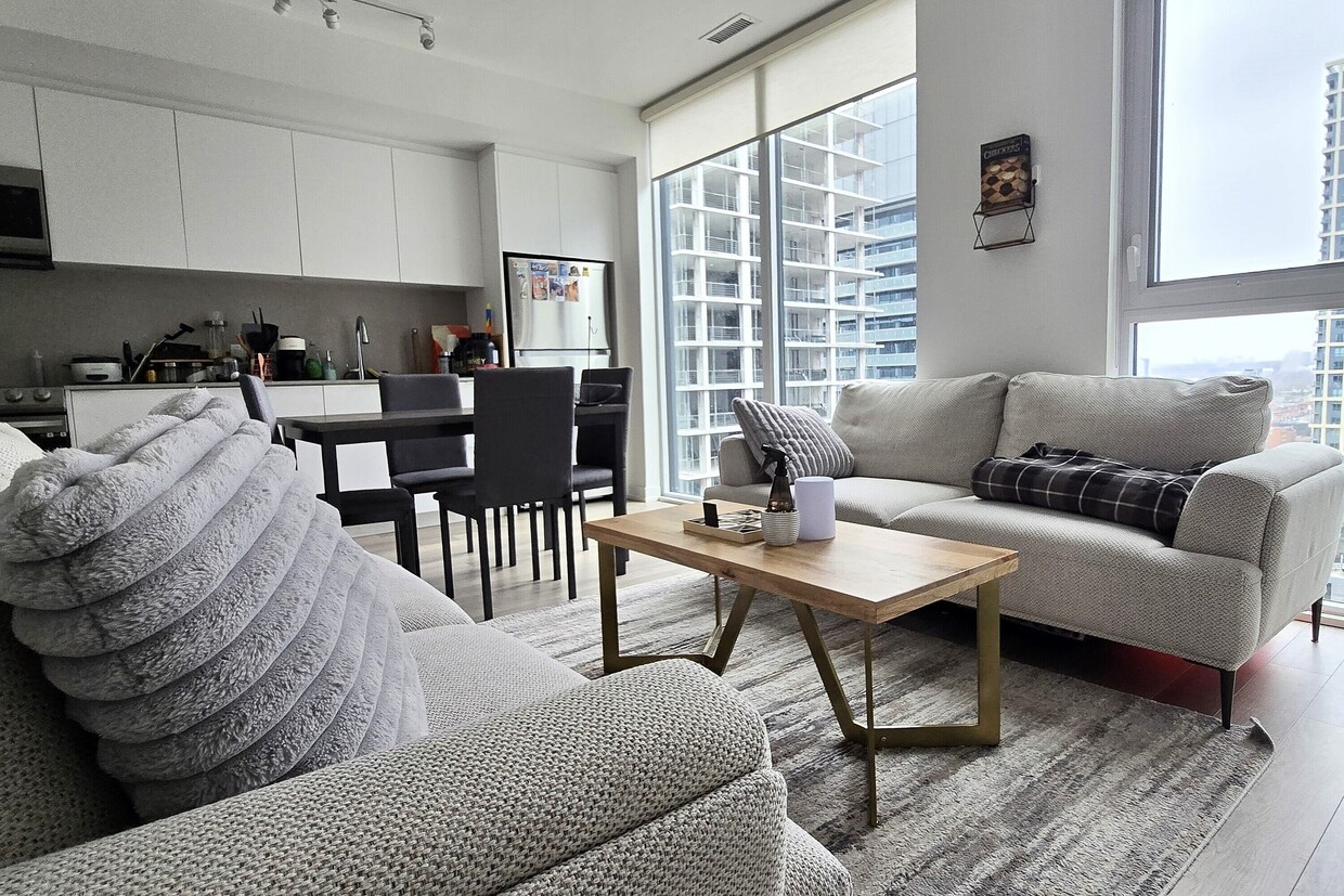 Primary Photo - 357 King St W