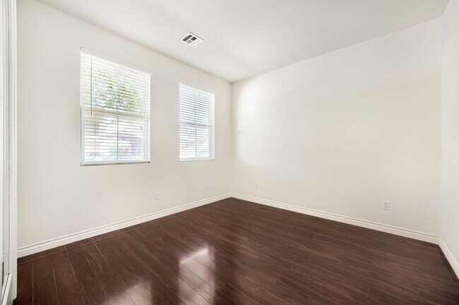 Foto del edificio - Beautiful 4 Bedroom Home With Solar, 3 Car Tandem Garage, and Nice Backyard!