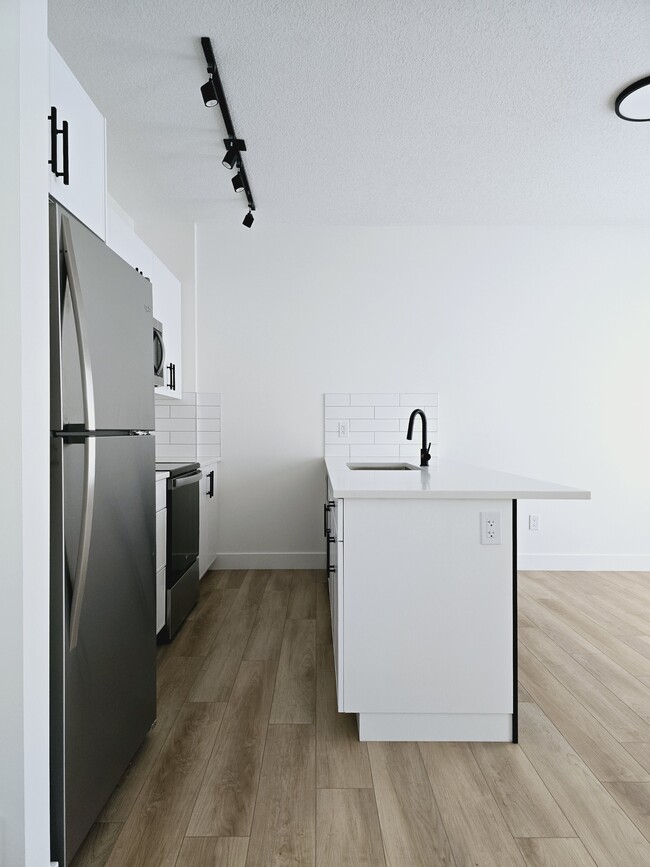 Photo du bâtiment - 10050-10115 115 Ave NW