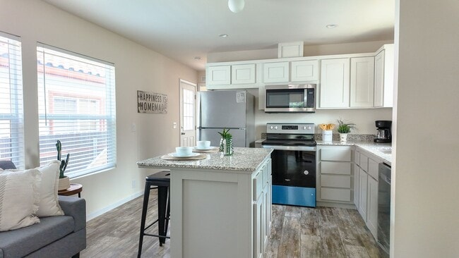 Building Photo - Newer West Sac Home