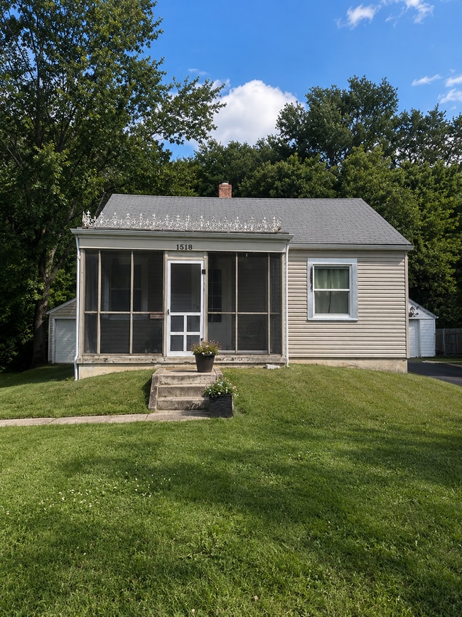 Building Photo - 1518 S Kickapoo Ave