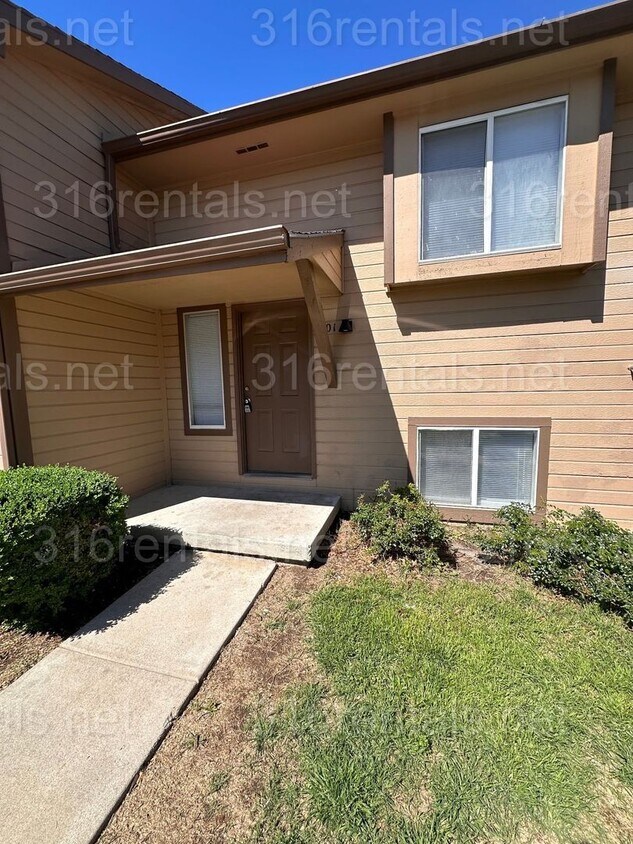 Primary Photo - $895 - 2 bed 1.5 bath beautiful bi-level a...