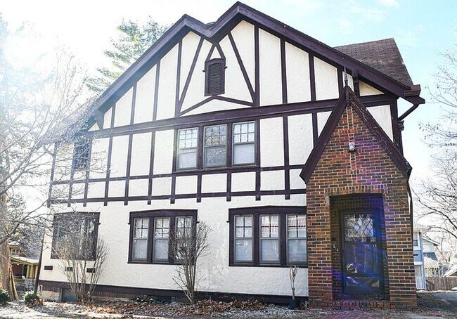 Foto del edificio - 5446 Charlotte St