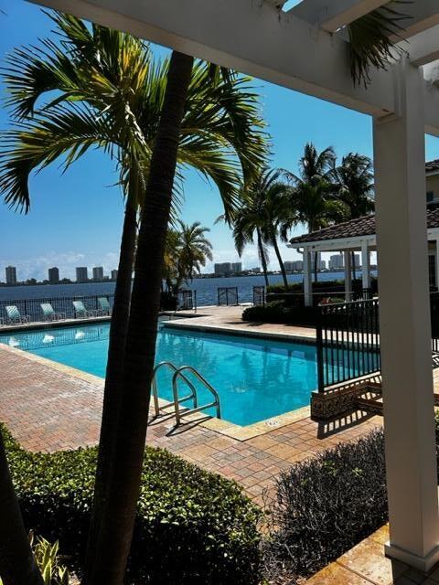 Foto principal - 1040 Lake Shore Dr