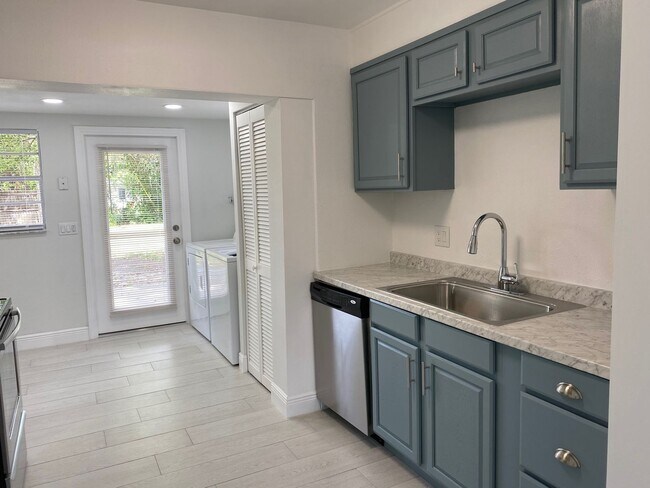 Foto del edificio - Renovated 2/1 Fenced in Duplex - Mead Garden/Winter Park