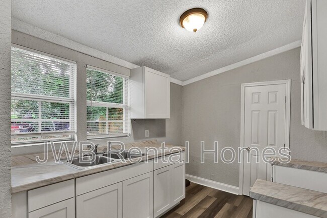 Foto del edificio - 1225 W 27th St