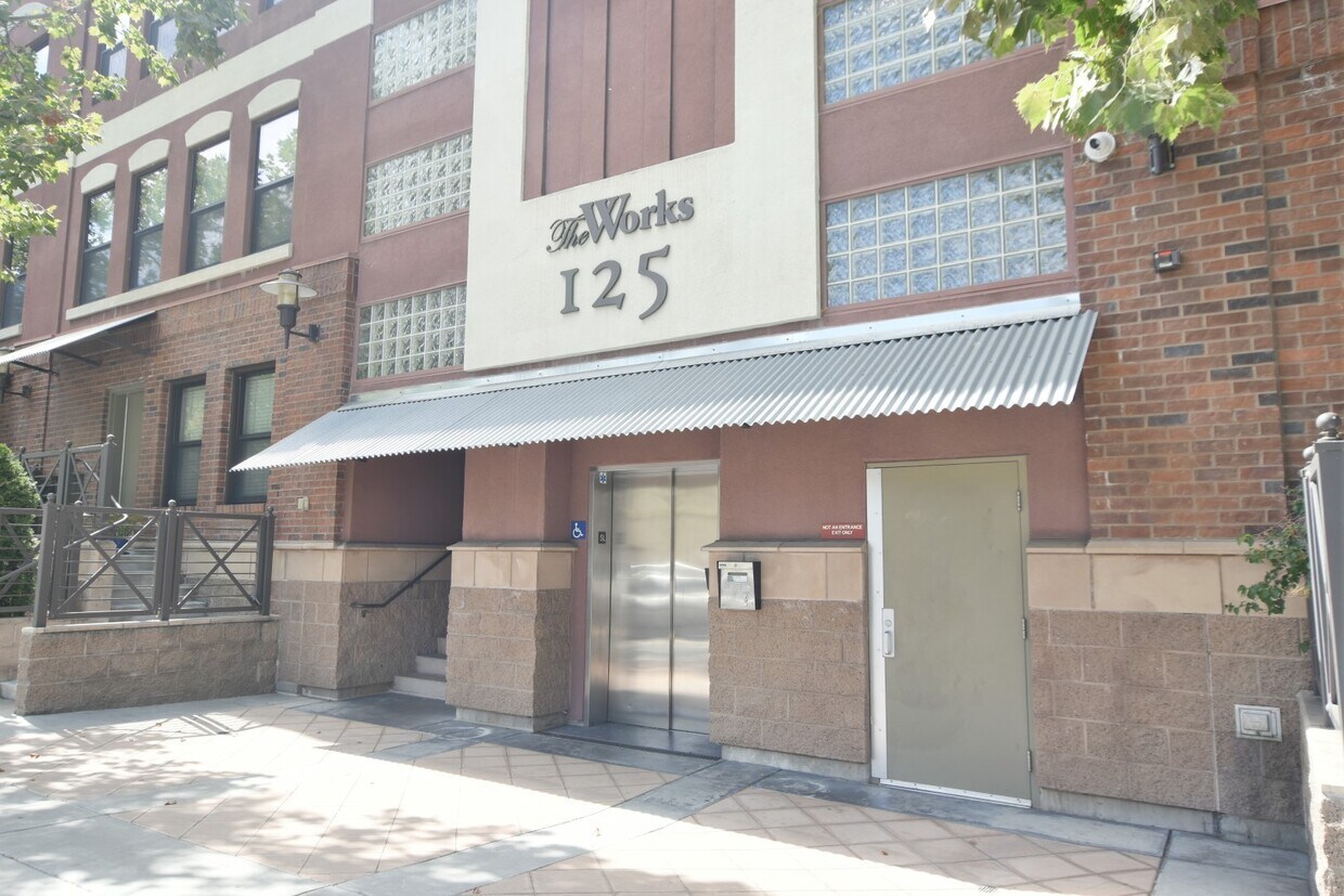Foto principal - Luxurious 1 Bedroom 1.5 Bath Loft in Secur...