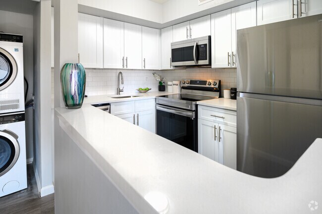 2BR,2BA - Cocina de 90 m2 - Iron Hill Apartments