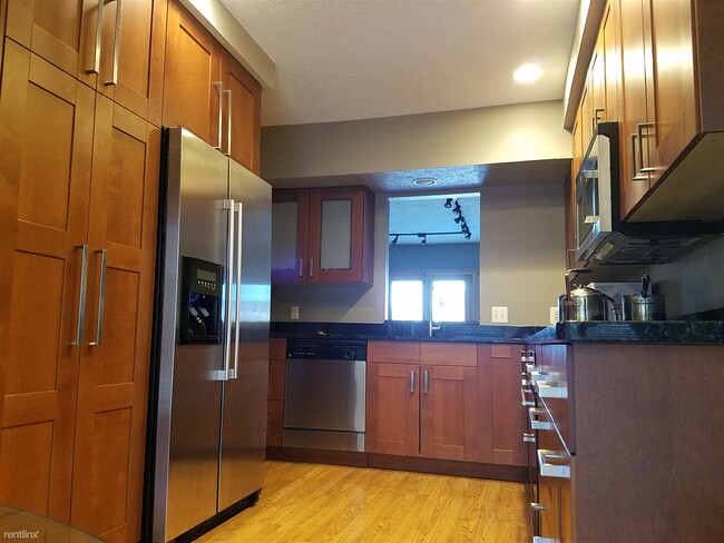 Building Photo - 3 br, 3.5 bath Condo - 2050 Bancroft Dr