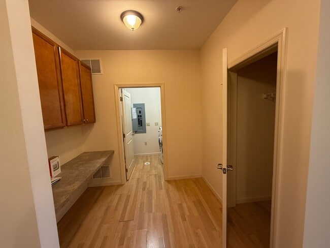 Building Photo - 2-Bedroom Townhome for professionals - The...