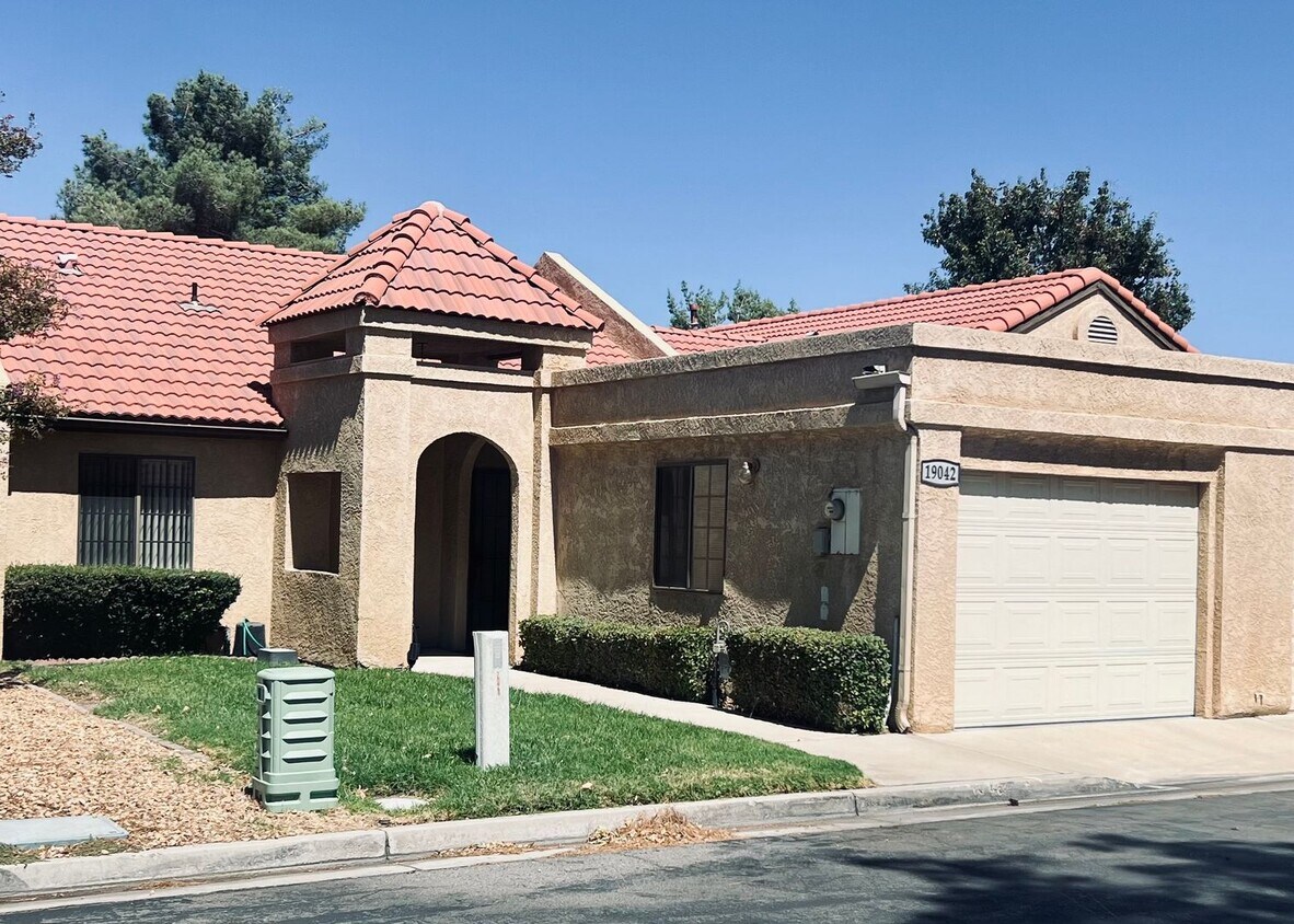 Foto principal - Affordable Comfort in 55+ Guard-Gated Comm...