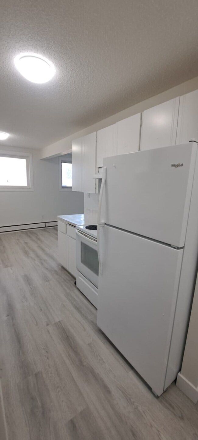 Building Photo - 4507-144 44 Ave