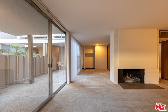 Building Photo - 833 Moraga Dr