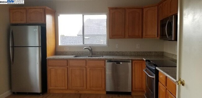 Building Photo - 3851 Vineyard Ave